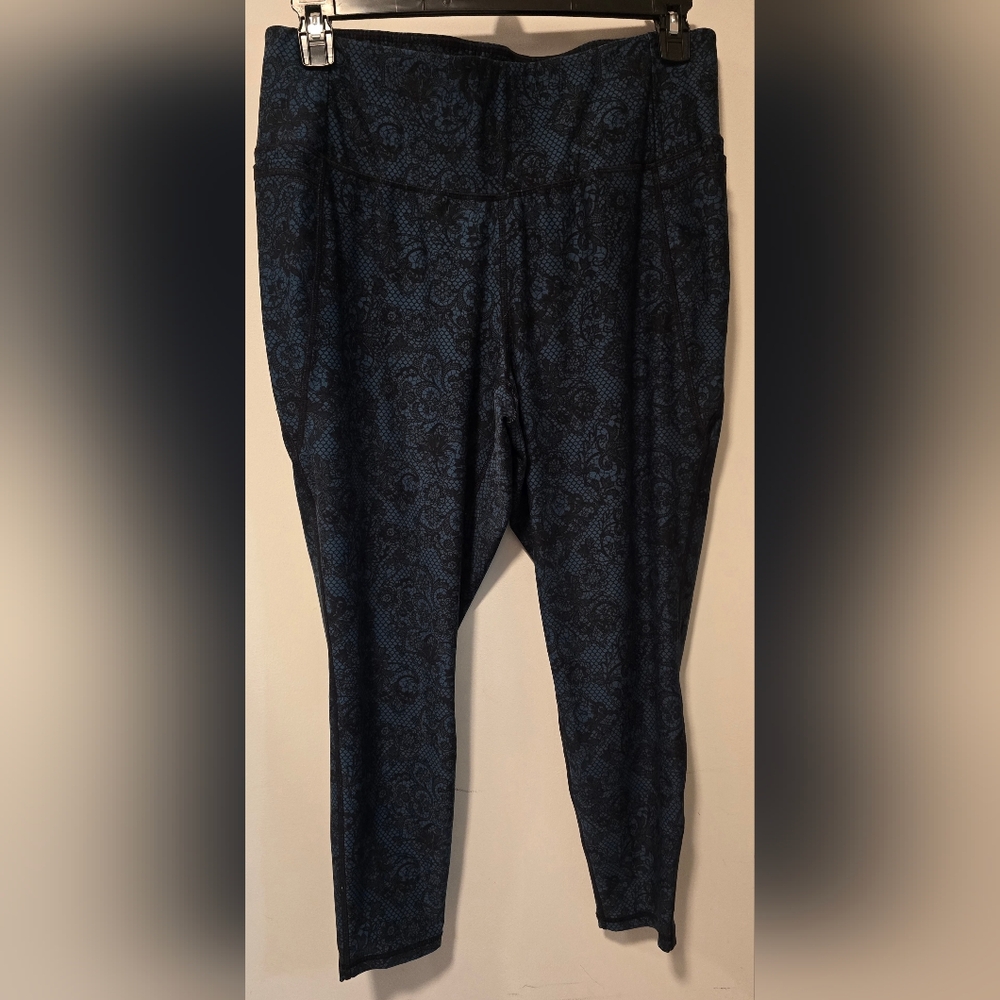 Livi Active Blue and Black Patterned Cropped Pants (L)